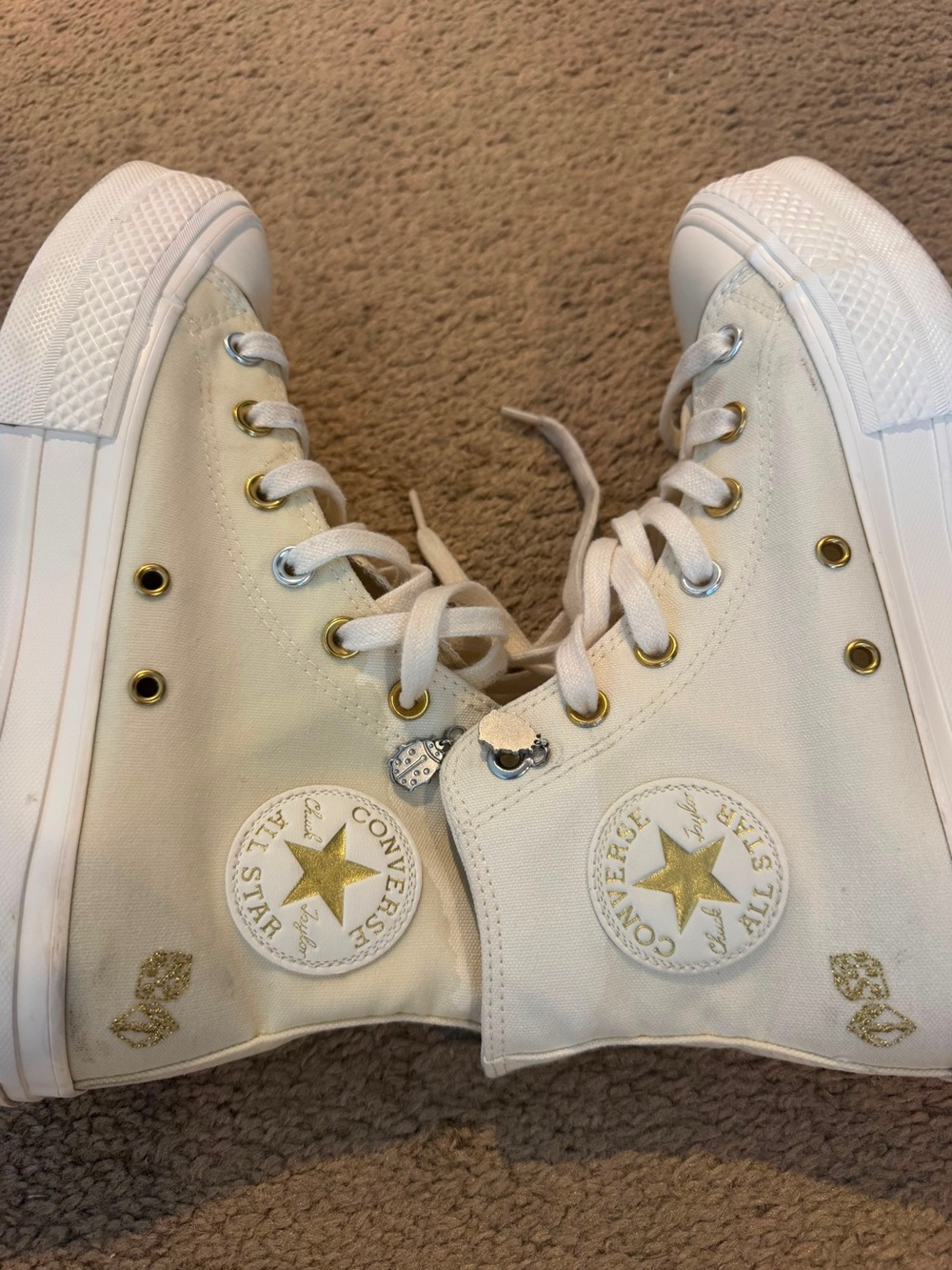 Converse Chuck Taylor All Star High Top – Women’s 8 / EU 39 – Ivory